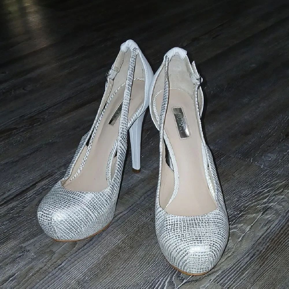 Guess Jacoba Platform High Heel 4.5" classy elegant Pump Size 7.5 EUC